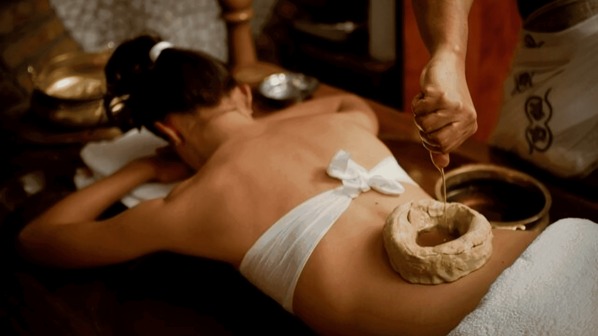 Kati Vasthi (Herbal Oil Pooling)