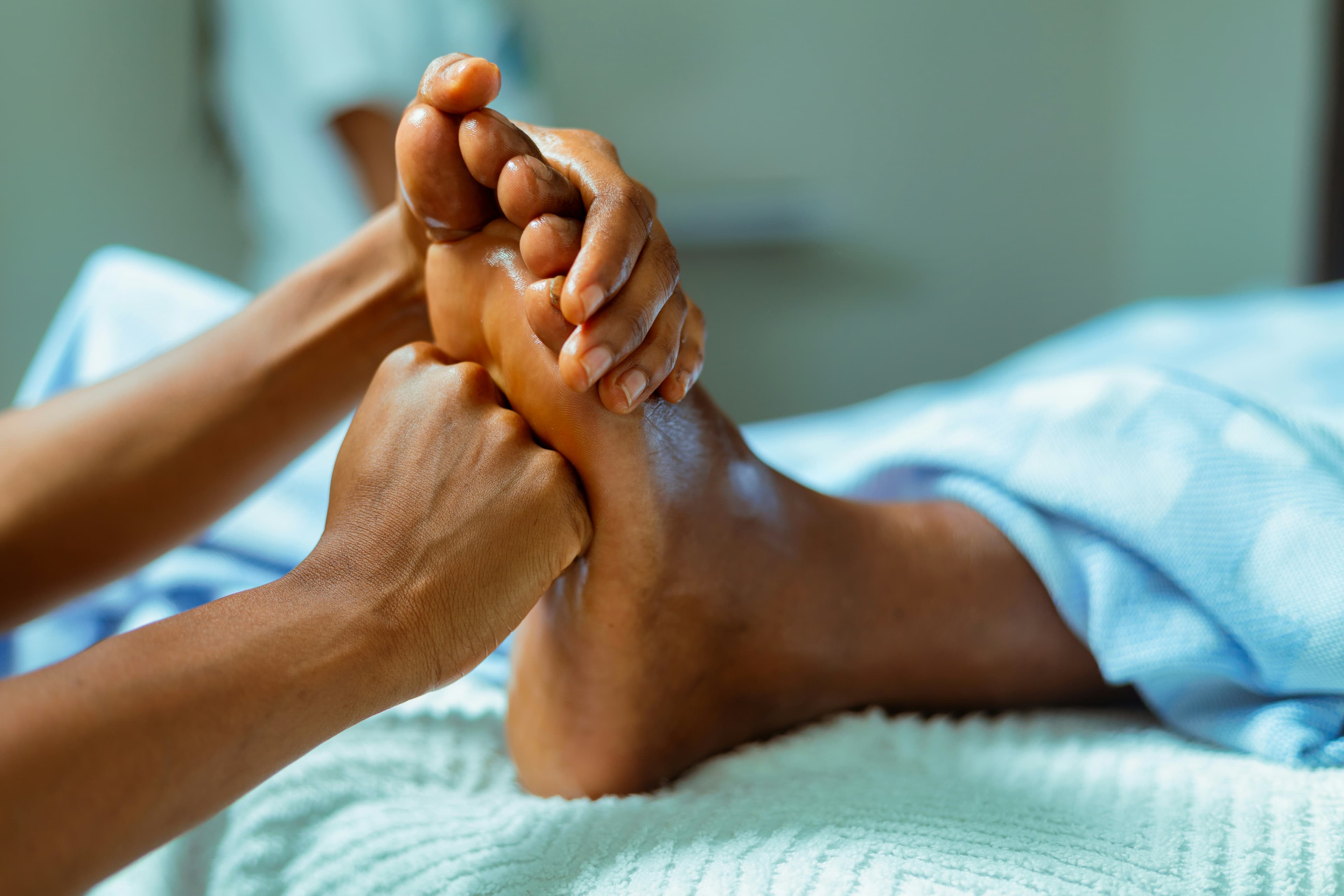 PADA ABHYANGA (LEG MASSAGE)